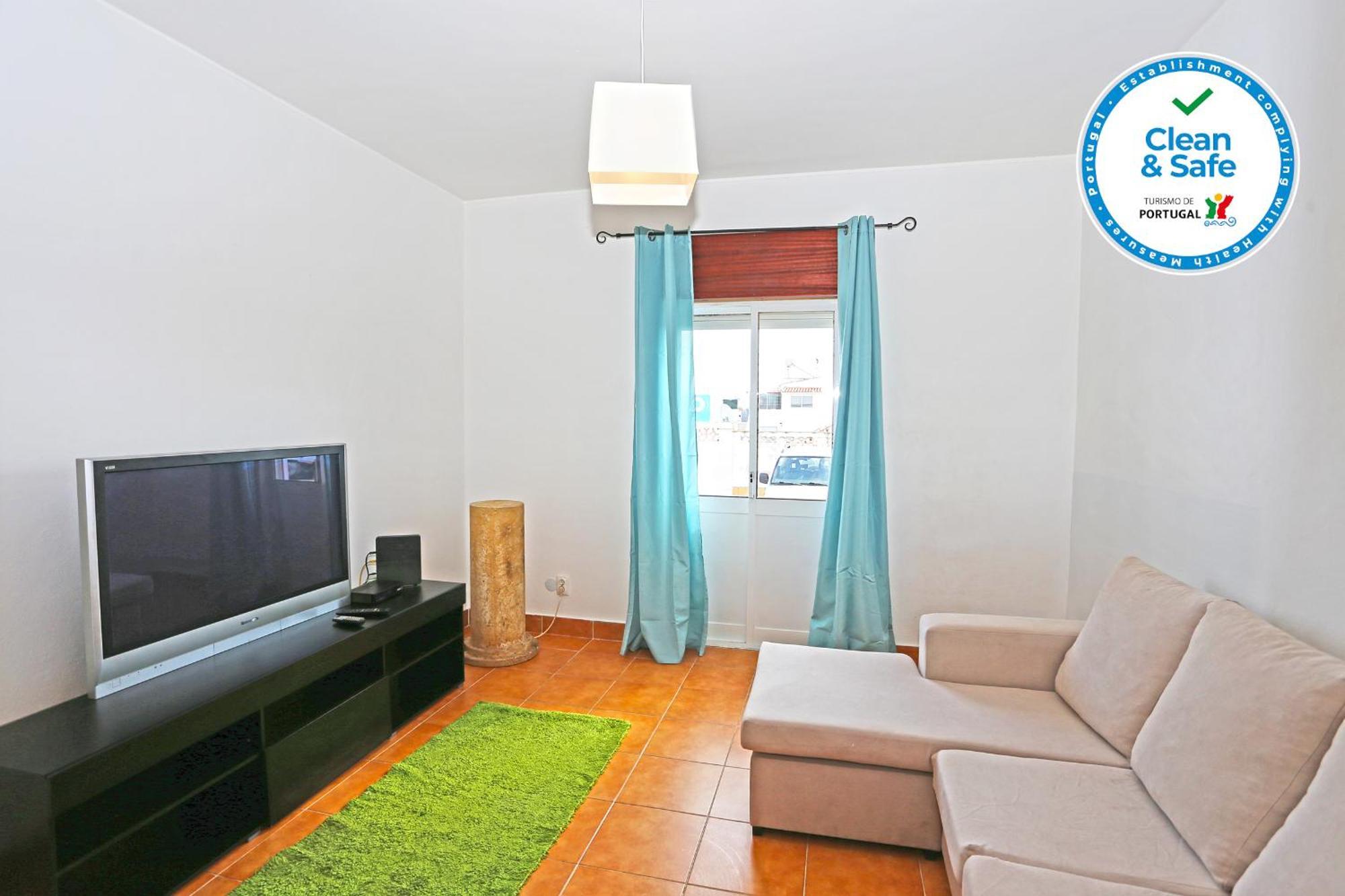 B99 - Muralhas In Apartment